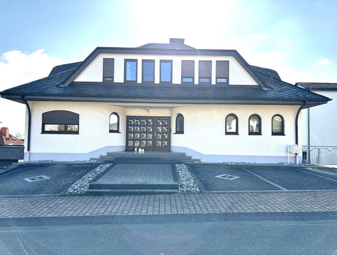 Eleganckie mieszkanie 4-pokojowe z kuchnią, łazienką i balkonem w willi w stylu wiejskim, z dalekim widokiem, w spokojnej dzielnicy mieszkalnej – Zdjęcie 1