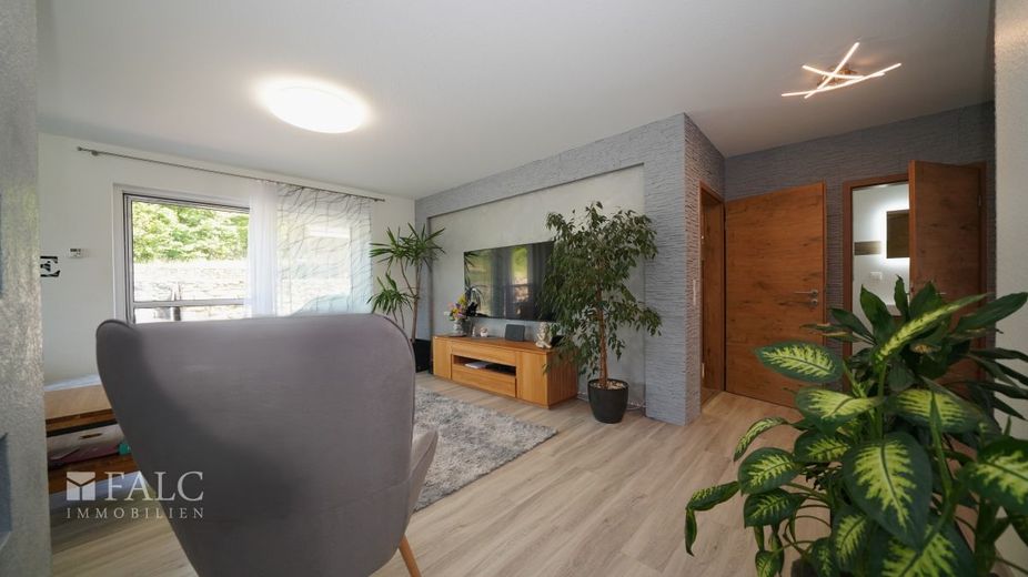 "Wohnen mit Weitblick: Einfamilienhaus mit großem Garten in traumhafter Lage" - FALC Immobilien HN – Offenes Wohnkonzept
