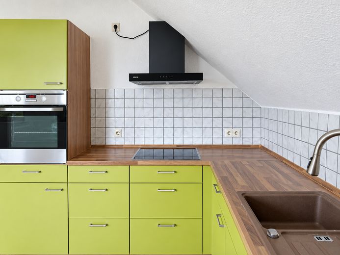 Tanto spazio su 96 m²: appartamento al piano superiore con 4 locali, balcone, cucina componibile e garage – Einbauküche – Arbeitsbereich