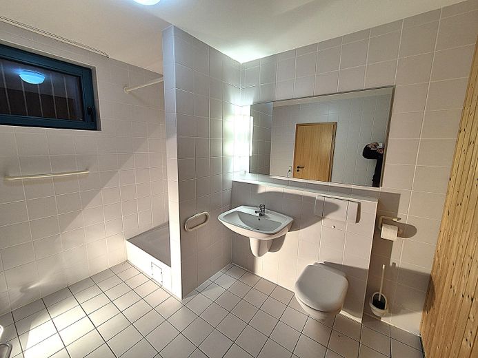 Frankfurt-South, in Dietzenbach-Steinberg, very nice house with large garden, garage, fitted kitchen and sauna. – 15_Bad im UG