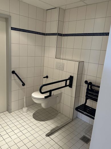 Neu in Celle-Garßen / Senioren Wohngemeinschaft sucht Mitbewohner – Bad 1