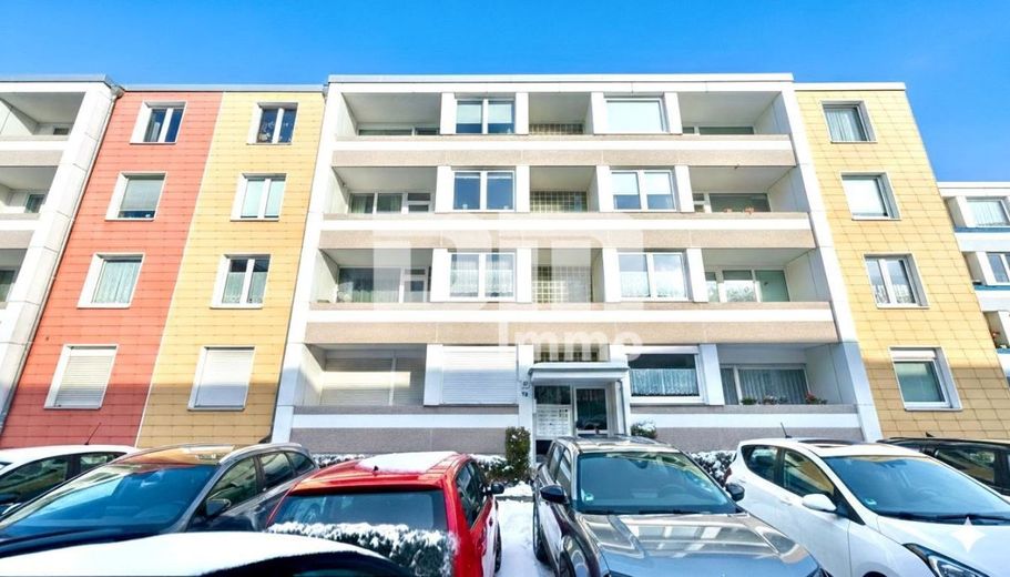 Gepflegte Dreizimmerwohnung mit Loggia in idyllischer Ortsrandlage /Campusnähe – Frontansicht