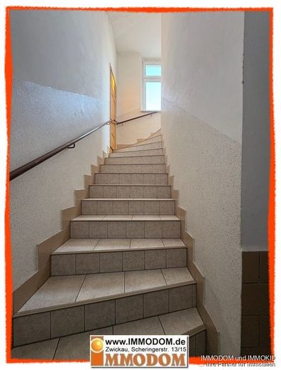 2-Zimmer-Wohnung, NEU RENOVIERT, zu vermieten!
Garage bzw. PKW-Stellplatz im Hof möglich – Treppenhaus