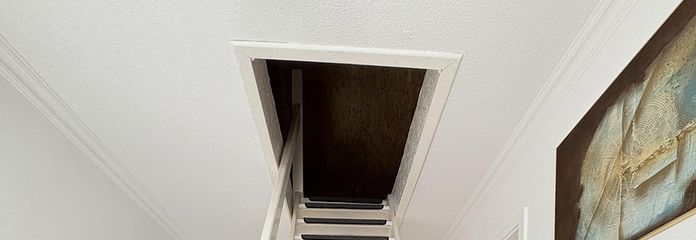 Flur (m. Treppe zum Dachboden)