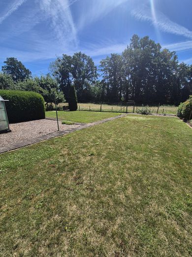 Charmantes Einfamilienhaus mit traumhaftem Südgarten, Wintergarten und Doppelgarage – Garten mit Feldblick