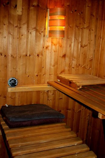 Affascinante villa su un ampio terreno divisibile, con alberi secolari e posizione elevata senza possibilità di edificazione antistante – Sauna mit Zugang zum Garten
