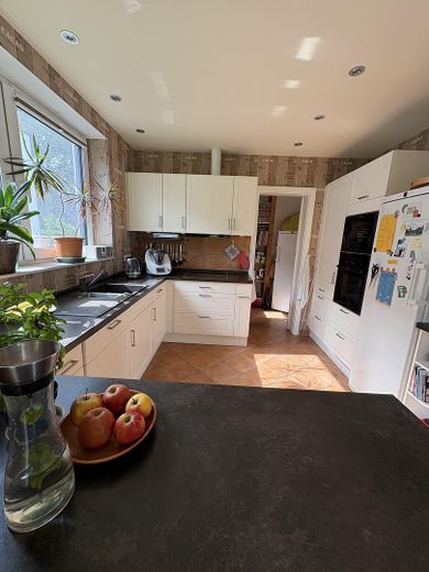  Küche plus Speisekammer