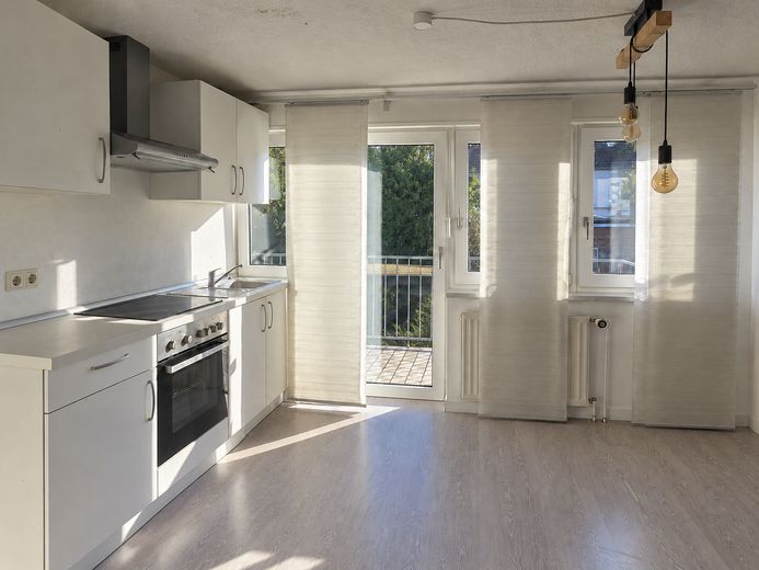 Gemütliche 2-Zimmer-Dachgeschosswohnung mit Balkon und Einbauküche in ruhiger Lage – Foto 1