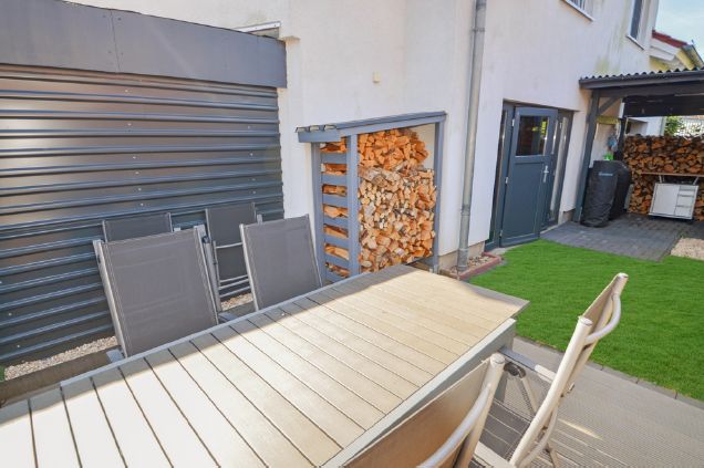 Verträumte Doppelhaushälfte als imposante Galeriewohnung – Terrasse hinten