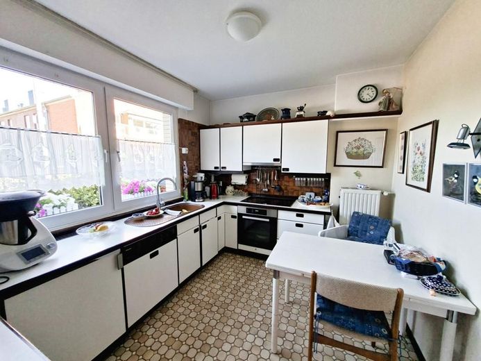 CITYHOUSE: Schöne, gepflegte Doppelhaushälfte, mit großem Garten, Kamin, Garage und Stellplatz – Geräumige Küche