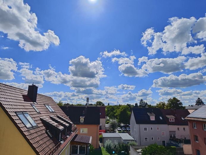 Ruhiges Wohnen mit Penthouse-Flair: Barrierefreie 3-Zi.-Whg, Aufzug, 20m² SW-Balkon, provisionsfrei – Aussicht Balkon