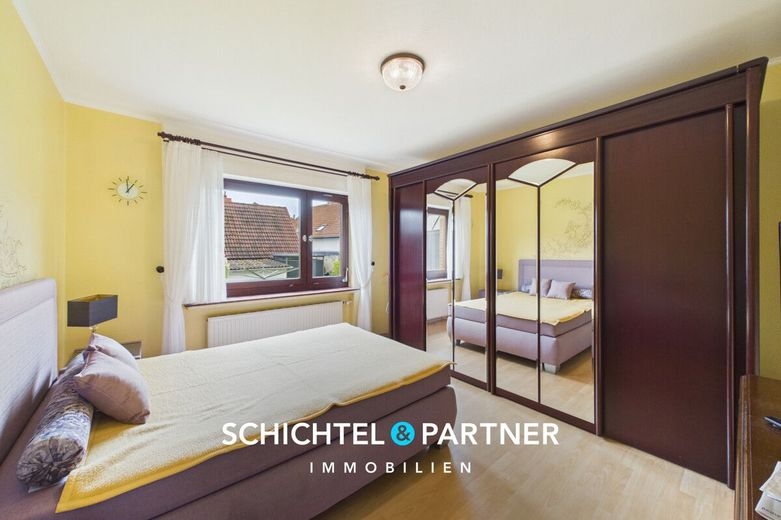 Achim-Zentrum| Freistehendes Ein-  Zweifamilienhaus mit Garten – S&amp;P | Schlafzimmer