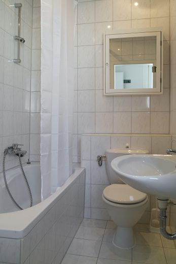 Immeuble d’habitation et commercial entièrement rénové – 1. und 2. OG Bad hinten