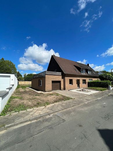 FAMILIENFREUNDLICHES GENERATIONENHAUS MIT GROSSEM GARTEN ZUM GRUNDSTÜCKSPREIS – HAUSANSICHT