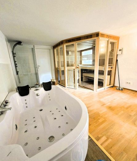 Mehrgenerationenhaus 371 m², Waldidyll am Flughafensee + Aufstockungspotenzial um 155 m² – Wellness-Bereich