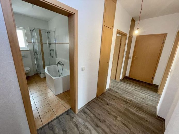 Fußbodenheizung*, Wanne, Dusche und Balkon! Wohnen nahe der Innenstadt – 3-Raum-Wohnung – Foto 1