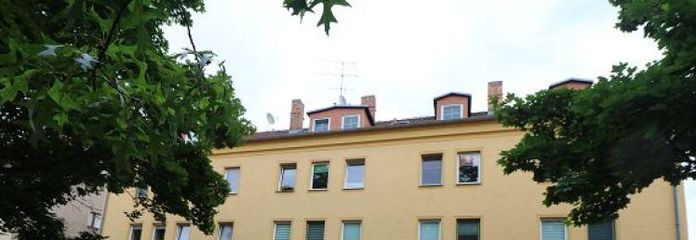 Renovierte 3 - Raumwohnung mit Ankleide und Balkon an der Spree