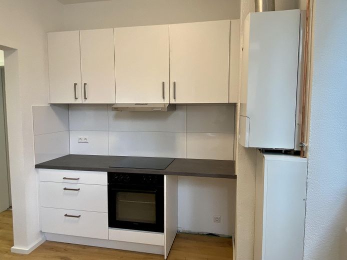 Stilvoll sanierte 2-Zimmer-Wohnung in Stuttgart-Süd (nähe Marienplatz) zur Miete ab 01.08.26 – Küche (Ofen, Herd)