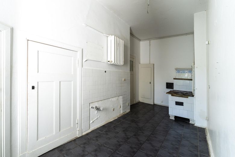 Provisionsfrei: Am Cosimaplatz in Friedenau, 2.5 Zimmer Altbau mit Balkon im 3.OG, Fernwärme – Die Küche mit Fliesen