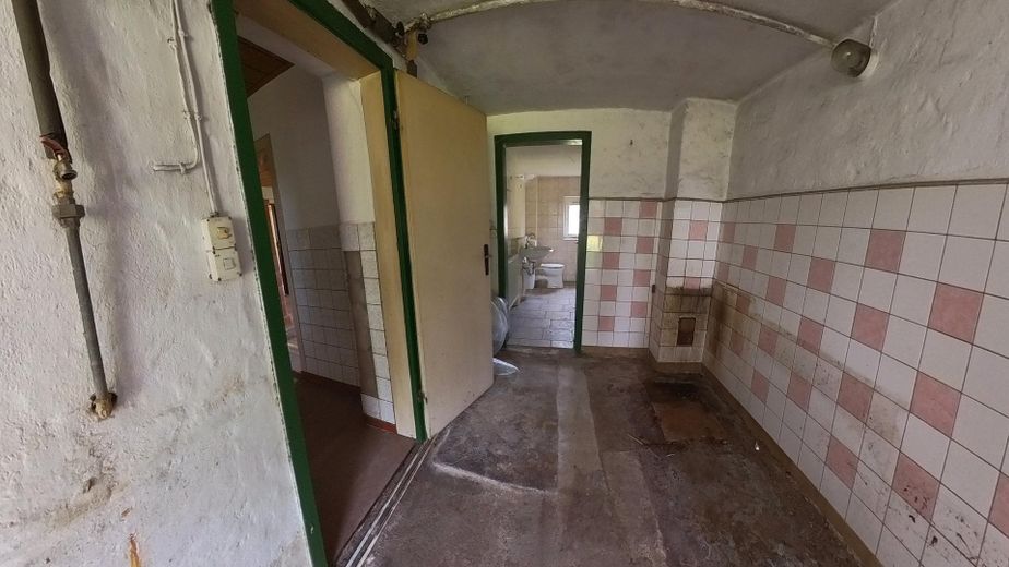 12 Zimmer | 164 m² | Doppelhaushälfte mit Entwicklungspotenzial nahe der Müritz- provisionsfrei – Flur EG zur Küche & BAd