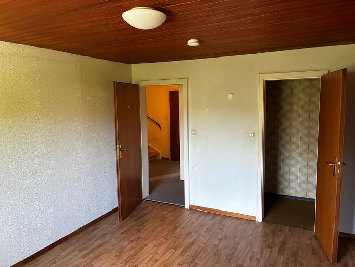 Bezugsfertiges Reihenhaus mit lichtdurchfluteter Glasterrasse – OG Schlafzimmer Bild 1