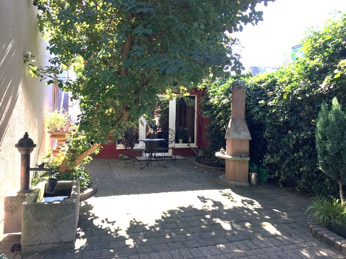 Drei Einheiten, ein außergewöhnliches Anwesen in sehr guter Lage – Wohnen, Arbeiten & Vermieten! – Terrasse, Grillplatz