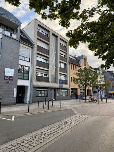 Gut geschnittene 2-Zimmer-Wohnung mit Balkon & Einbauküche in zentraler Lage von Pulheim – Außenansicht