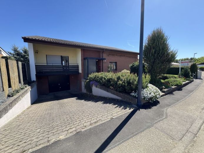 Freistehendes Haus mit Wärmepumpe in ruhiger, gehobener Lage von Lienzingen – Foto 1