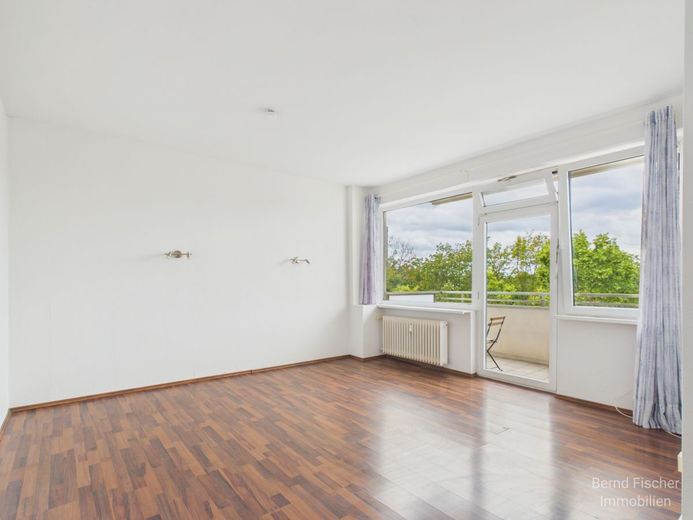 2 Zimmer Küche Bad Balkon in Wilmersdorf – Wohnzimmer