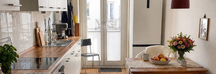 *de particulier à particulier* Charmant appartement ancien situé dans un quartier prisé de Winterhude – Geräumige Wohnküche mit Balkon