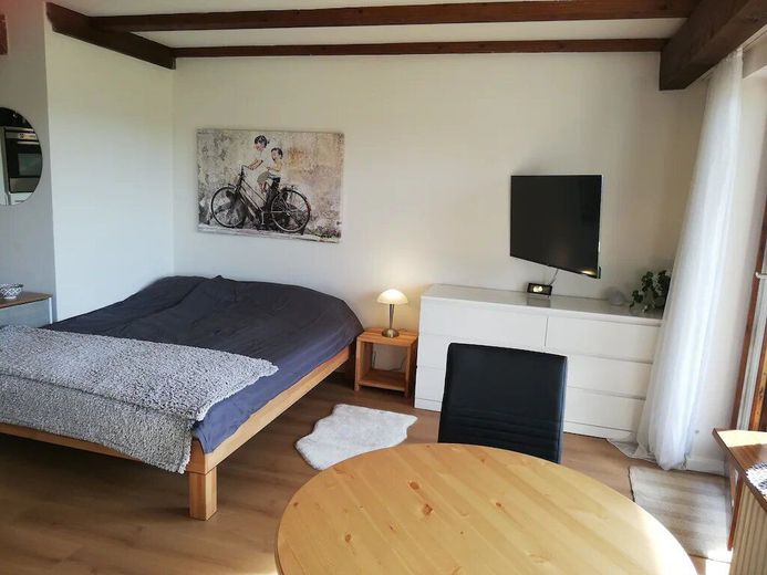 Appartement entièrement équipé, terrasse, jardin, place de stationnement – Schlafbereich