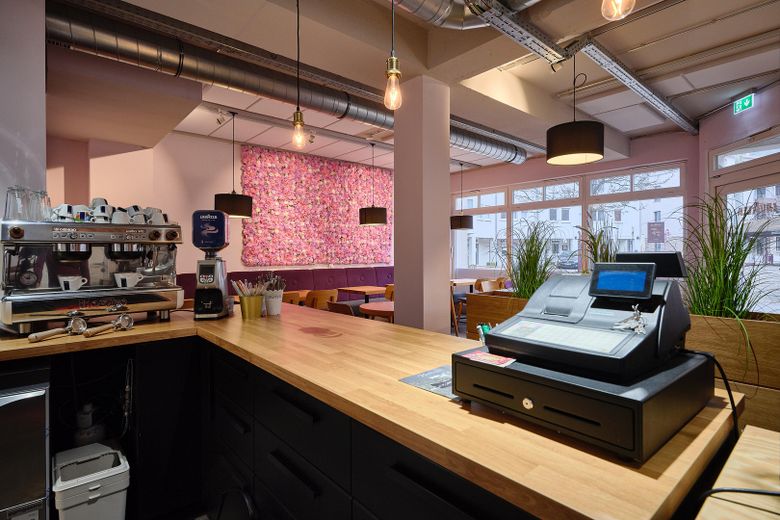 Stilvolle Gewerbefläche im Ortskern von Weißbach – ideal für Büro, Praxis oder Studio – Thekenbereich