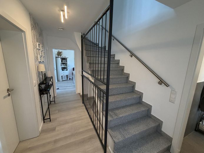 Premium 3-Zimmer-Maisonette-Wohnung mit offener Wohn-Ess-Küche, Dachterrasse & Fußbodenheizung – OG Flur
