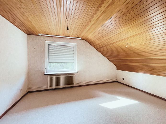 Im Grünen Speckgürtel Hamburgs: Großzügiges Einfamilienhaus mit Garage – Schlafzimmer - in Sanierung