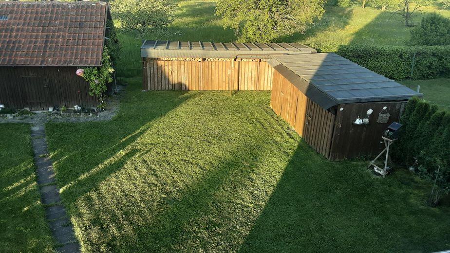 En el pueblo, mucha libertad y mucho espacio en la casa y el jardín – Garten rechts von der Remise
