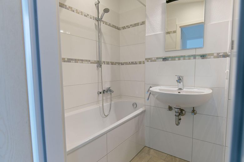 Stilvolle ruhige 3-Zi-Dachgeschosswohnung – eigene Etage, Dachbalken & Gartenmitnutzung – Bad