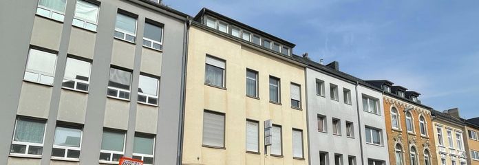Großes Mehrfamilienhaus, 711 qm total, Neuss-Furth mit Arztpraxis, Geschäftslokal, Werkstatt, Garten – Straßenfront