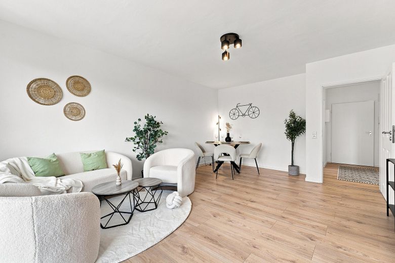 Emménagez immédiatement et sentez-vous chez vous – appartement de deux pièces avec cuisine et salle de bains, fraîchement rénové, à 26123 Oldenburg-Donnerschwee – Wohnzimmer/Essbereich