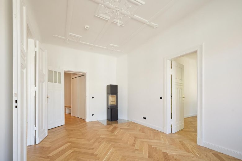 Friedenau: Vivienda antigua de 3 habitaciones para primera ocupación con balcón, ducha y bañera exenta, sin comisión – Balkonzimmer mit Stuck