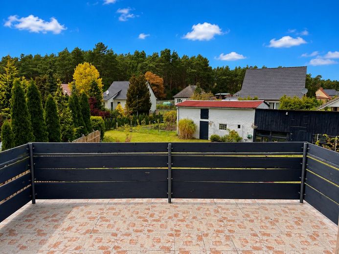 HORN IMMOBILIEN ++ liebevoll renoviertes Ein- oder Zweifamilienhaus in Torgelow mit großem Grundstück – Aussicht Dachterrasse