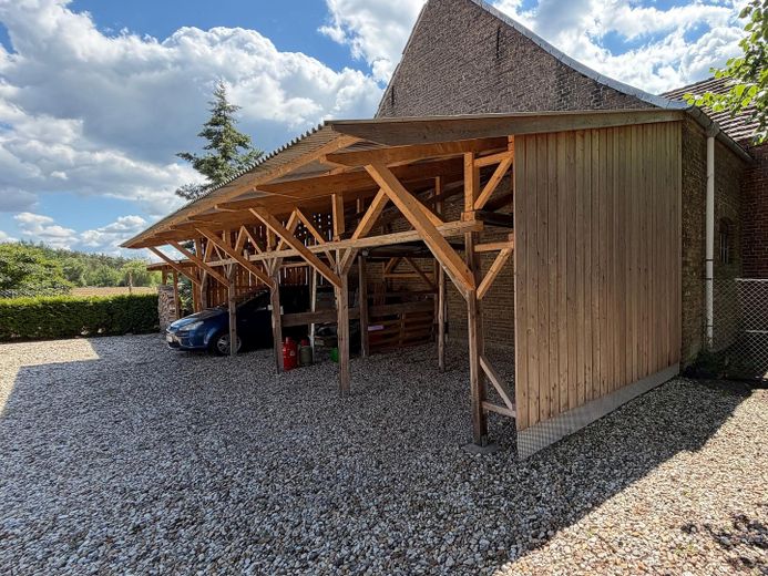 Zauberhaftes Reetdachhaus, große Scheune, großzügiges Grundstück, in der Ruhe des Naturparks – Carport 