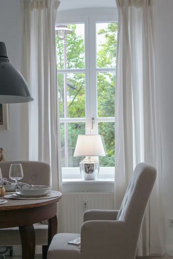 Esstisch mit Blick ins Grün