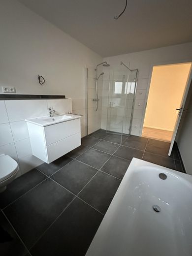Neubau-Erstbezug: 5 Zimmer Reihenhaus, 110 m², Garten, Terrasse, Wallbox in Neumünster-Gadeland – Beispiel Vollbad