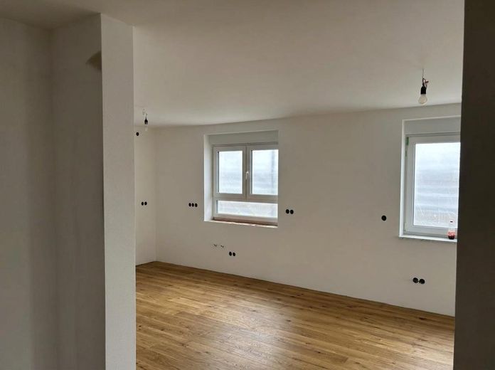Appartamento con 3 locali al piano terra, vista mozzafiato, ampia terrazza + giardino – Blick von Flur auf Küche