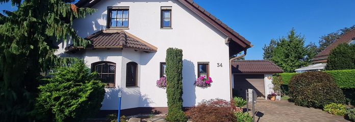 Charmantes Weber-Einfamilienhaus mit unverbaubarem Naturblick & und echtem Wohlfühlfaktor – Vorderansicht