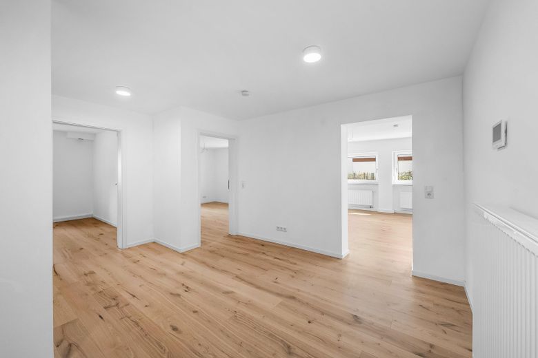 Hochwertig sanierte 3-Zimmer-EG-Wohnung mit Terrasse, Garten und 2 Stellplätzen – Flur