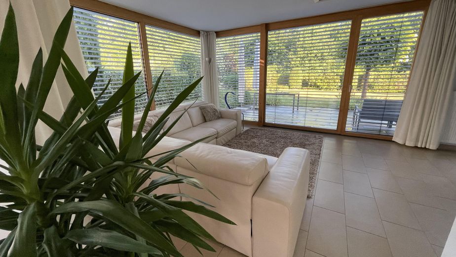 Maison d’architecte baignée de lumière dans un emplacement privilégié – Habiter avec une vue dégagée sur la verdure – Wohnzimmer