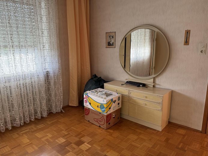 Großzügiges 2-/3- Familienhaus in ruhiger Lage mit flexiblen Nutzungsmöglichkeiten – Schlafzimmer EG