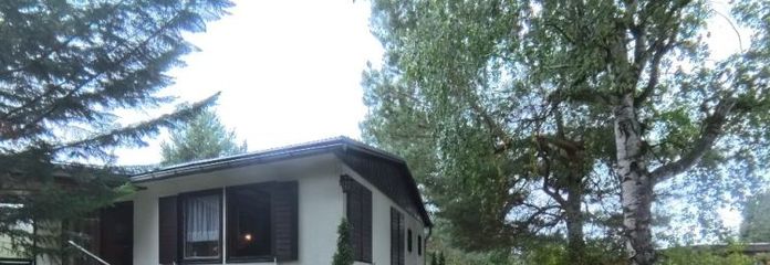 Zadbana działka rekreacyjna z zadaszonym basenem w Dübener Heide