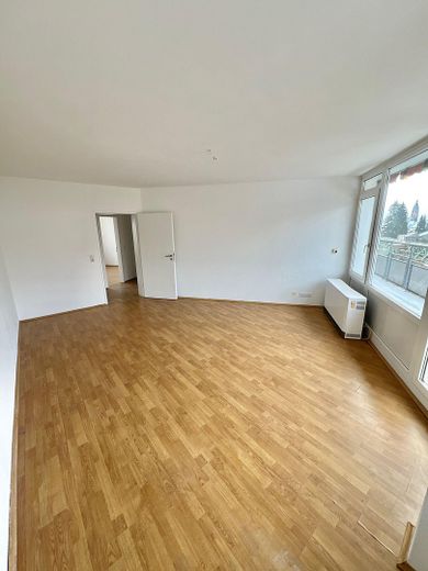 Helle 3-Zimmer-Wohnung mit Terrasse und Balkon auf 70 m²“ – Wohnzimmer
